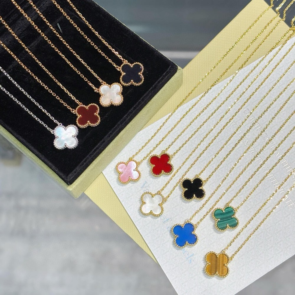 High-Quality Stamped Clover Necklace (Gold Color)